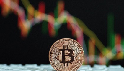 比特币挖矿产业报告:从全民淘金到巨头游戏的演变史