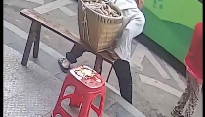 重庆一背篓老人等公交被拒载,交通运输局:涉事司机已被开除