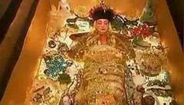 慈禧死前喝王八汤吊命，刚断气，太监就往嘴里塞了颗夜明珠