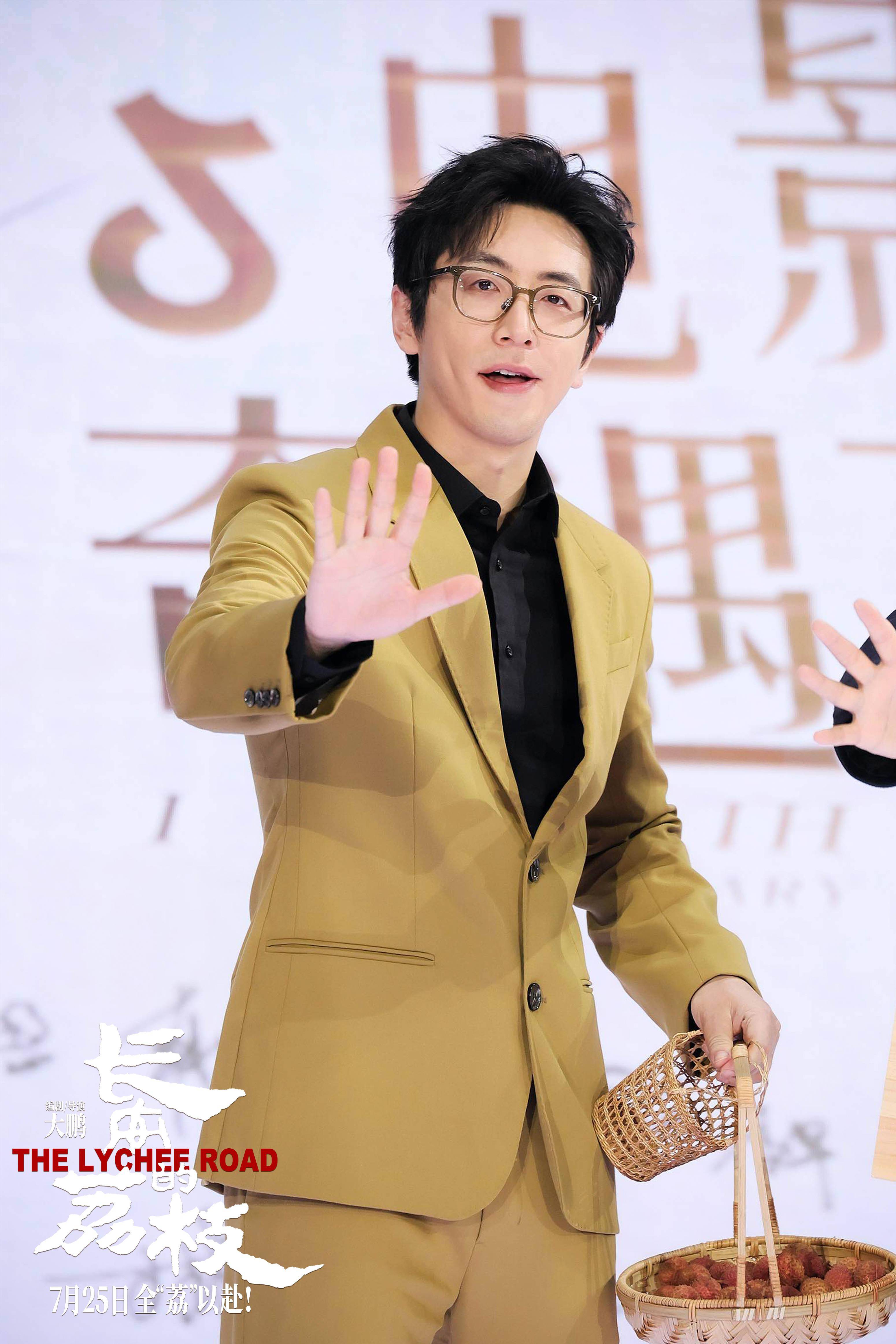 电影《长安的荔枝》给“荔”亮相华语巨制巡礼和抖音电影奇遇夜 大鹏化身“荔枝使”满场送荔枝